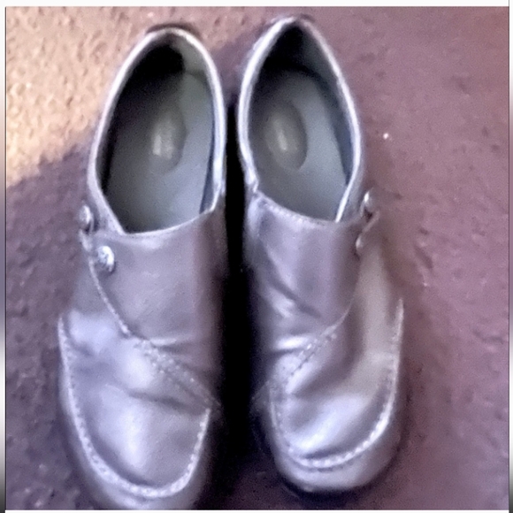 Clarks loafers.  Like New. Worn 1-2 times.  EUC. Copper/bronze color. Size 12W - Picture 6 of 6